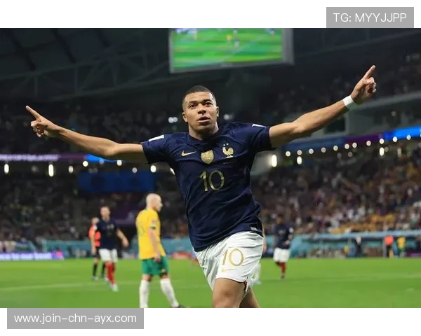 姆巴佩突击头球得分，巴黎压倒性优势