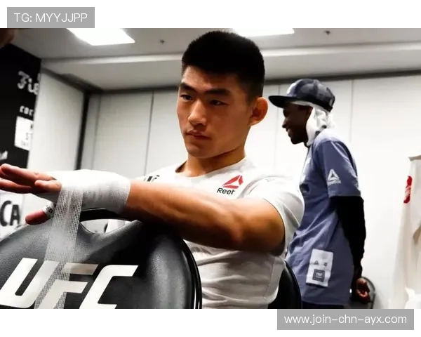 UFC赛场惊魂：选手脚踝扭伤震撼瞬间揭秘