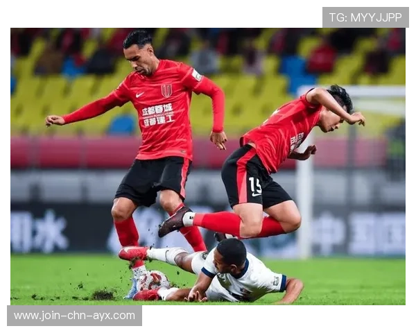 反越位单刀推进低射进网，赢得现场欢呼——一场足球盛宴的精彩瞬间