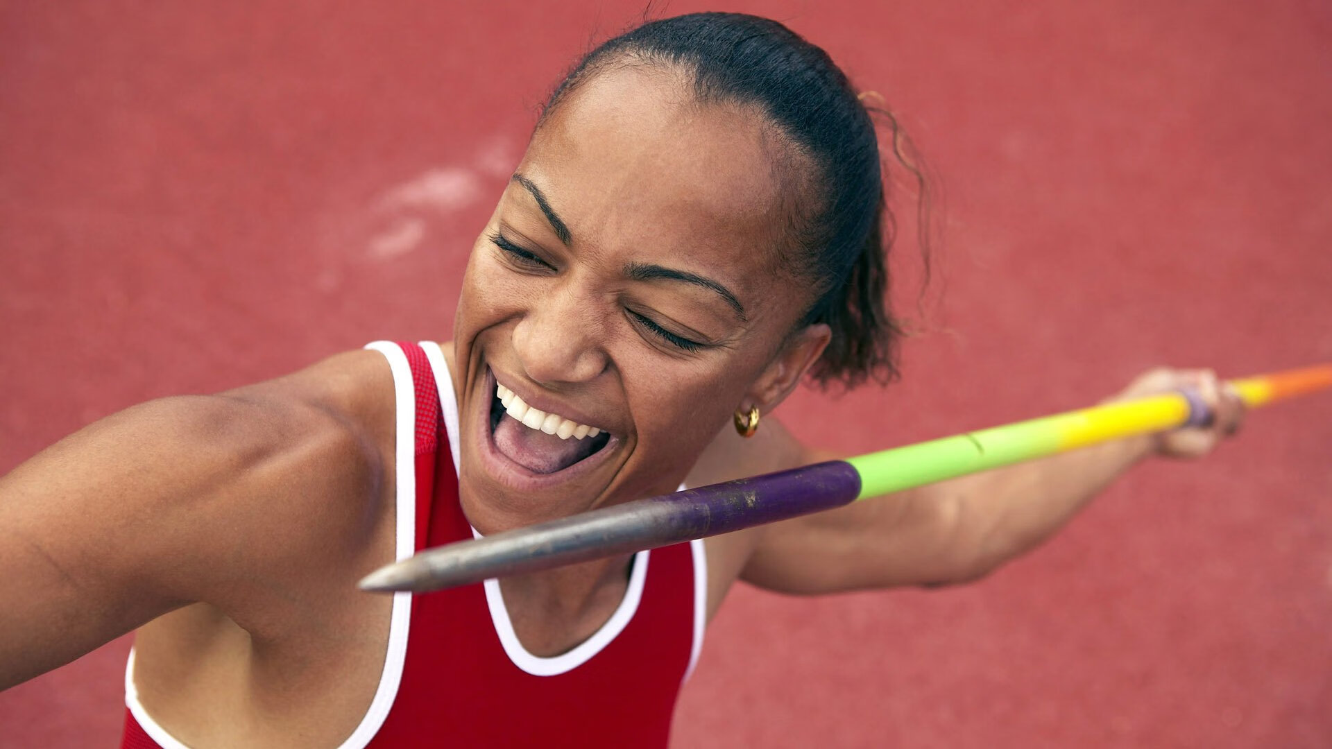 “泥泞冲刺：雨后赛道上的疯狂追逐”，雨后泥泞的路
