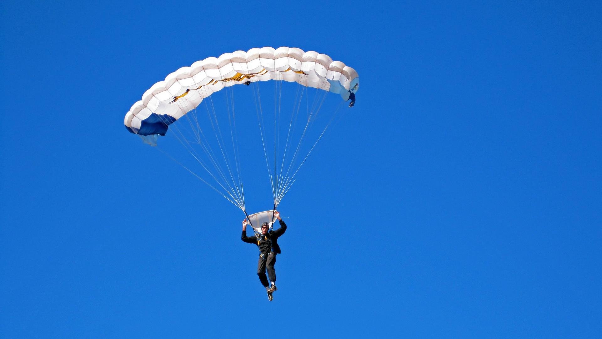 “青训基地引入国际先进设备，培养更具竞争力的人才”，青训中心